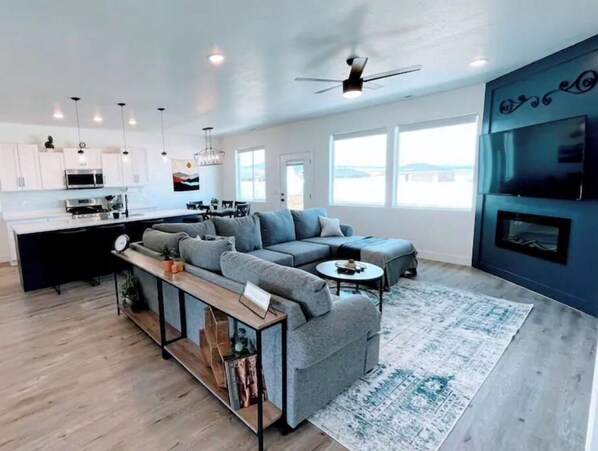 Televisión, oficina y impresora 