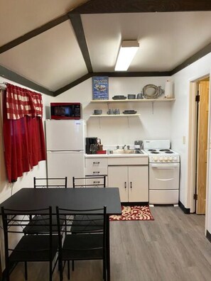 Fridge, microwave, oven, cookware/dishes/utensils - Cabin 24 - Helena Hideaway (Helena)