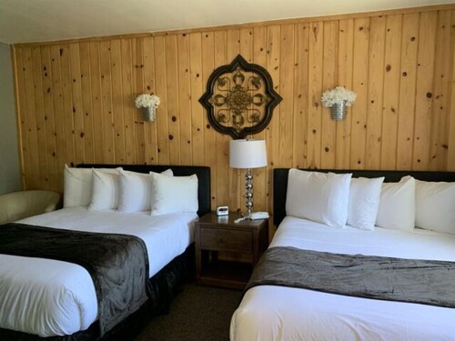 Suite 28 - Double Queen Suite