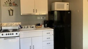 コーヒー / ティーメーカー、冷蔵庫、電子レンジ、オーブン