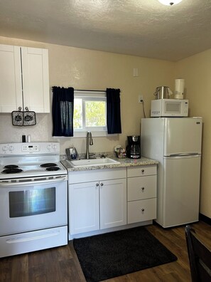 冷蔵庫、電子レンジ、オーブ��ン、コンロ