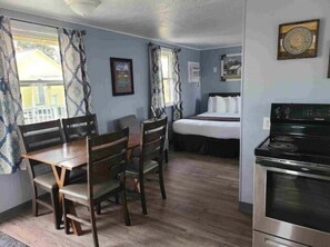 2 bedrooms, WiFi - Suite 31 - Private Porch Suite (Helena)