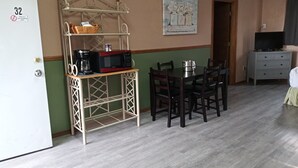 Dining - Suite 32 - King Suite (Helena)