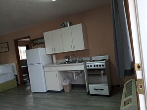 Fridge, microwave, oven, stovetop - Suite 32 - King Suite (Helena)