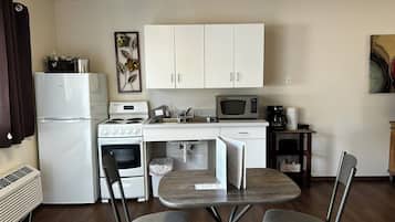 Refrigerador, microondas, horno y cafetera y tetera