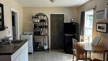 Fridge, oven, stovetop, coffee/tea maker