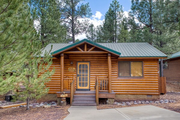 Exterior detail - Bear Haven Family Friendly Show Low cabin w/ WIFI, gas fireplace, A/C (Show Low)
