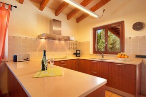 Fridge, microwave, oven, coffee/tea maker - La Salve dált villa with private pool (Pollensa)