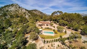 A villa with a swimming pool, surrounded by trees and hills. - La Salve d'alt villa with private pool (Pollensa)