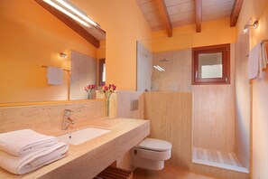 Baignoire, sĂšche-cheveux, serviettes fournies