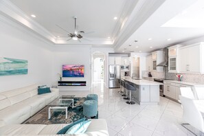 Een smart-tv, een dvd-speler, boeken en een kantoor