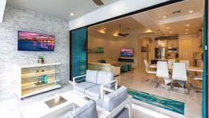 Un salon moderne avec un canapé, un téléviseur et un système de divertissement.