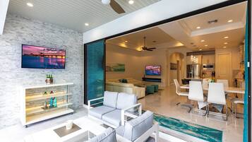 Una Smart TV, un reproductor de DVD, libros, una oficina