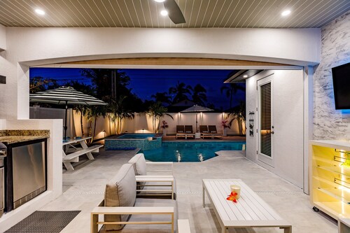 ✨Shiny Clean 4BR/4BA Luxury🌴  Heated Pool🏊 •Spa •Bike2Beach🚴  •BBQ grill♨️