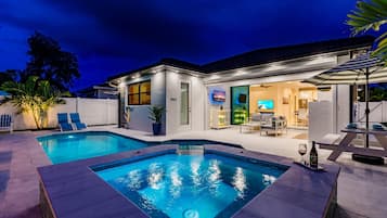 Una piscina al aire libre, una piscina climatizada