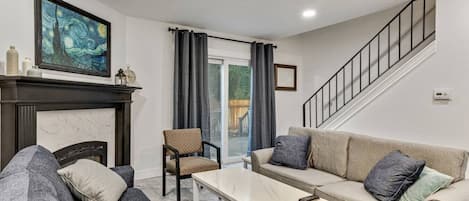 Smart TV, fireplace