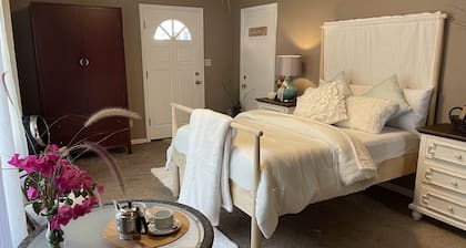 Willow Glen Hideaway - Charming Cottage with Hot Tub