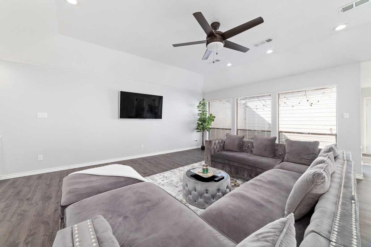 Photo 10 of Houston Little Saigon, 4 Bedrooms with Pool, Heart of Houston Asian Town