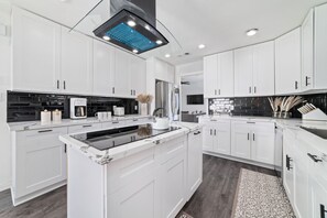 Frigorífico, microondas, horno y placa de cocina