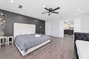 4 bedrooms, iron/ironing board, free WiFi - Houston Little Saigon, 4 Bedrooms with Pool, Heart of Houston Asian Town (Houston)