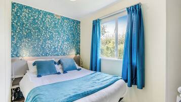 2 bedrooms, internet, bed sheets