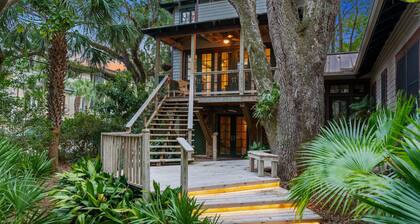 Unique Treehouse near the Village sleeps 6 guests