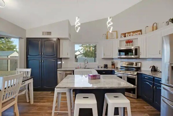 Fridge, microwave, oven, stovetop - Lux Home Near Downtown Gilbert and Chandler-4 Bdrm w/ Pool Table-Pool-Park (Gilbert)