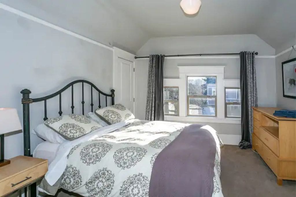 4 chambres, bureau, fer et planche à repasser, accès au Wi-Fi (inclus)