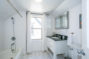 Duschwanne, Handtücher, Seife, Shampoo