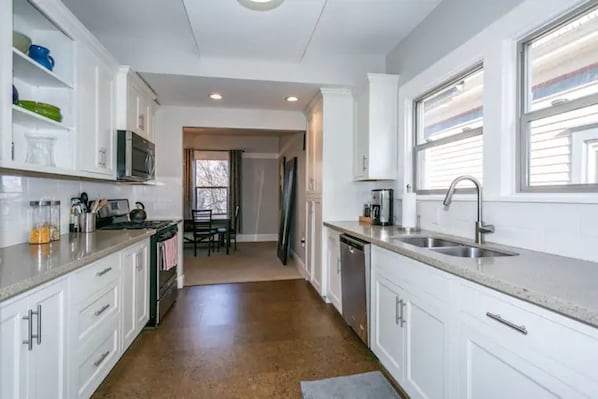 Kjøleskap, mikrobølgeovn, ovn og kokeplater