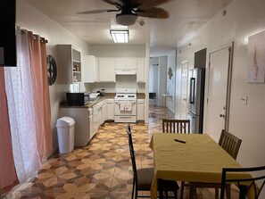 Dining - Full House in Downtown (Bakersfield)