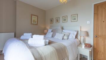 2 dormitorios, decoración individual, mobiliario individual