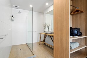 Shower, eco-friendly toiletries, hair dryer, towels - Glassy Point - 360 degree views (Wye River)