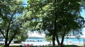 Un parc au bord du lac, équipé de tables de pique-nique, d’un sentier pédestre et de bateaux sur l’eau.