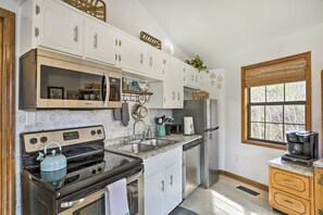 Réfrigérateur, micro-ondes, plaque de cuisson, lave-vaisselle