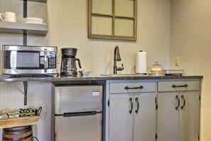Een koelkast, een microgolfoven, een koffiezetapparaat/waterkoker
