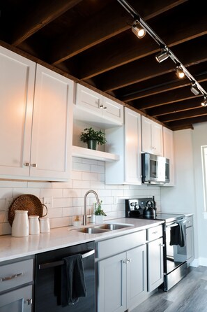 Fridge, microwave, oven, stovetop - CENTRAL Modern Condo!! 4 Mins to Airport, Mins to Downtown Bozeman! (Belgrade)