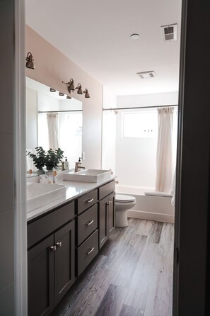 Combined shower/bathtub, hair dryer, towels, shampoo - CENTRAL Modern Condo!! 4 Mins to Airport, Mins to Downtown Bozeman! (Belgrade)