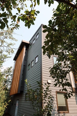 Exterior - CENTRAL Modern Condo!! 4 Mins to Airport, Mins to Downtown Bozeman! (Belgrade)