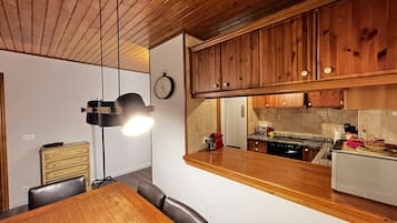 Réfrigérateur, micro-ondes, plaque de cuisson, lave-vaisselle