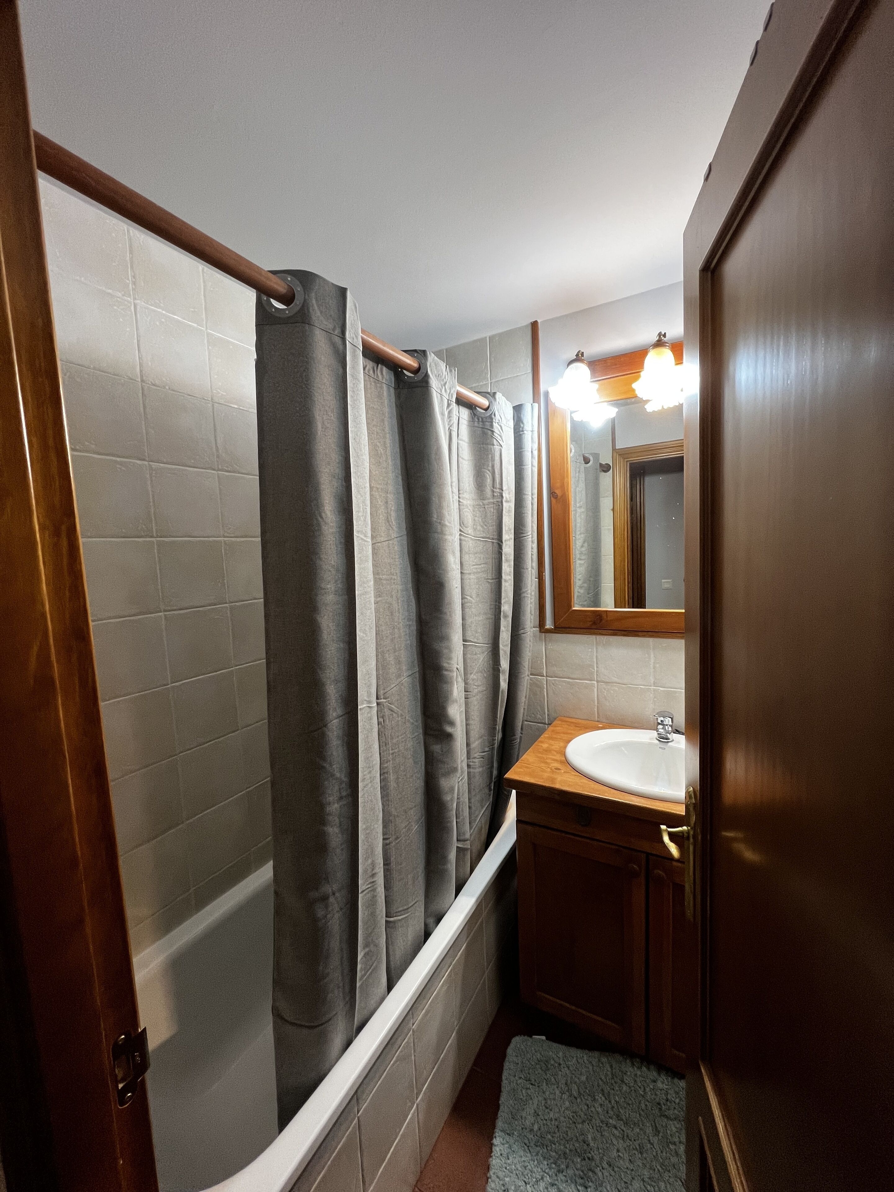 Een haardroger, handdoeken, zeep, shampoo