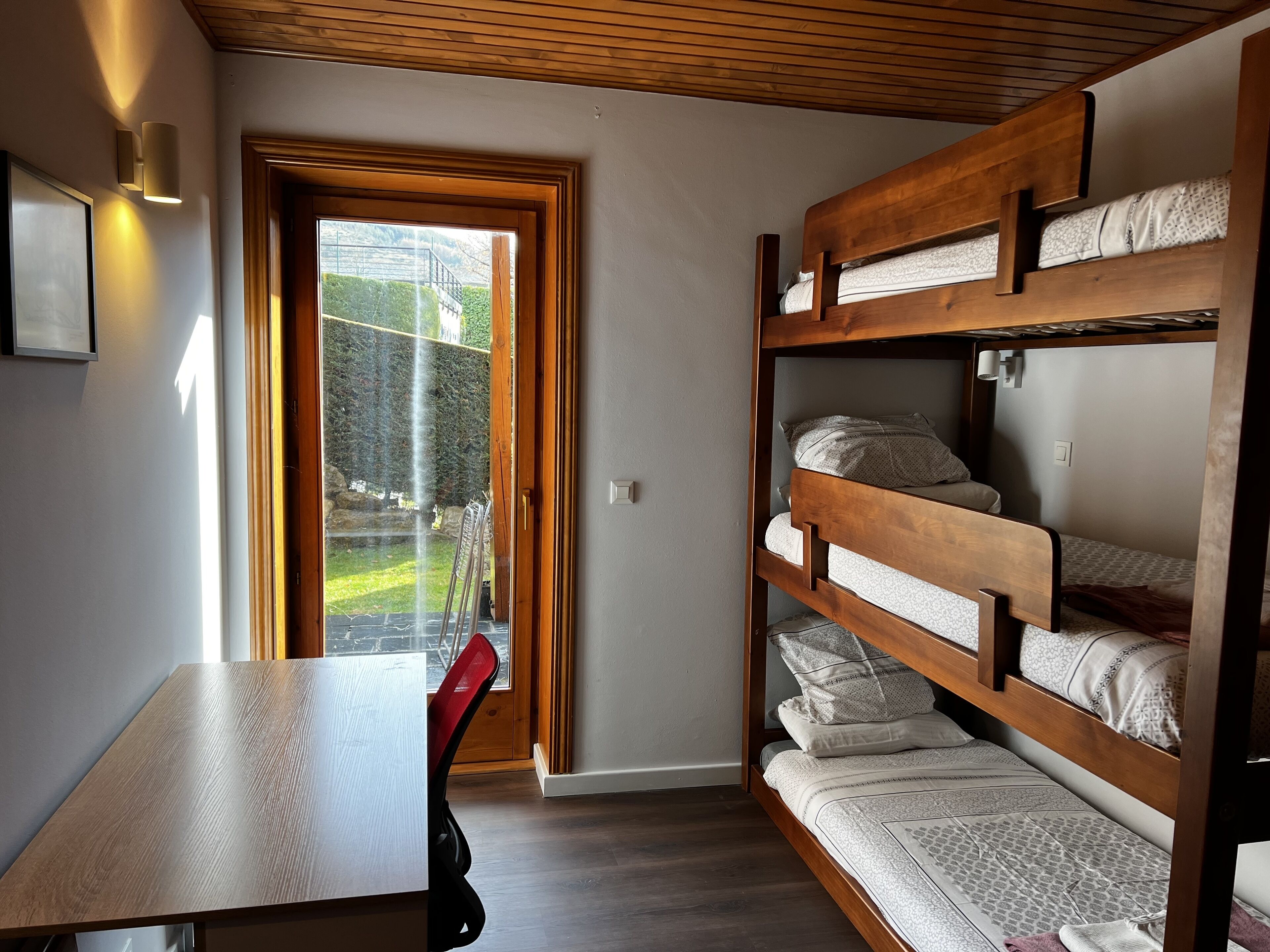 2 slaapkamers, een bureau, beddengoed