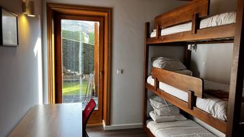 2 bedrooms, desk, bed sheets