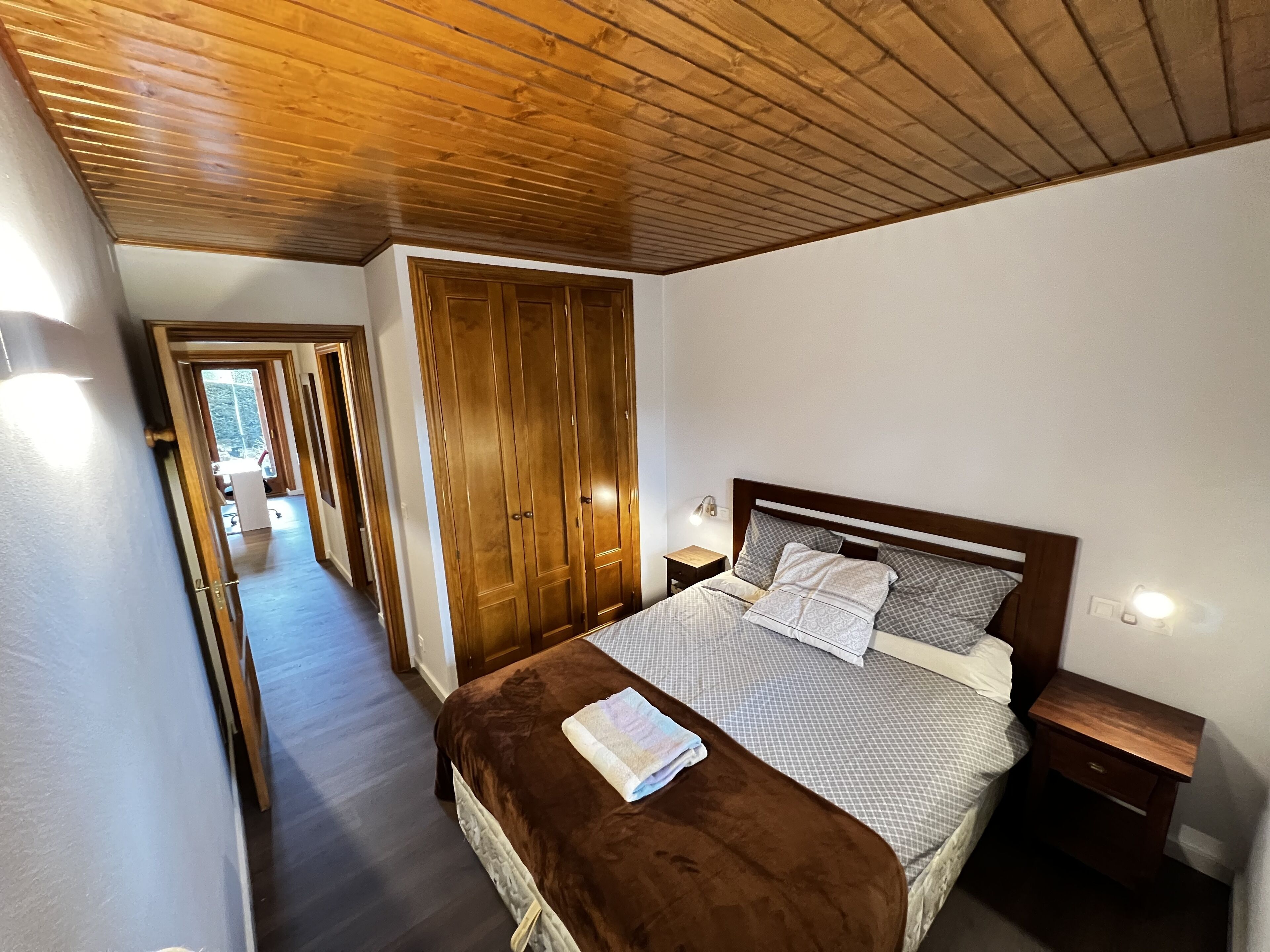 2 Schlafzimmer, Schreibtisch, Bettwäsche