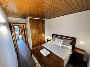 2 slaapkamers, een bureau, beddengoed