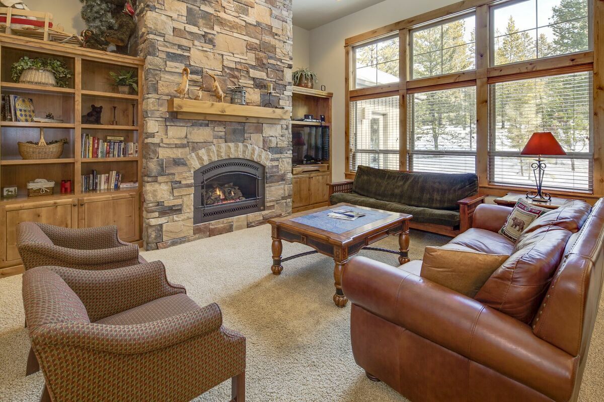 Cozy Cabin w/hot tub- 5 mins to SHARC(Passes included) Shopping, and Activities.