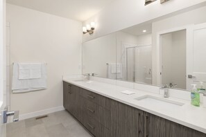 Luxus-Stadtwohnung | Badezimmer | Handtücher, Seife, Toilettenpapier