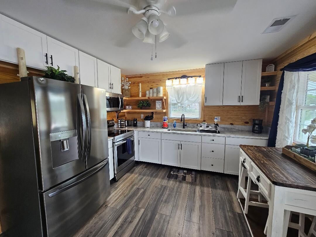 Coffee/tea maker, fridge, microwave, oven