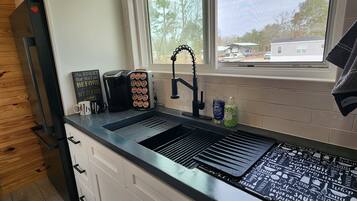 KylskÄp, mikrovÄgsugn, spishÀll och kaffe- och tebryggare