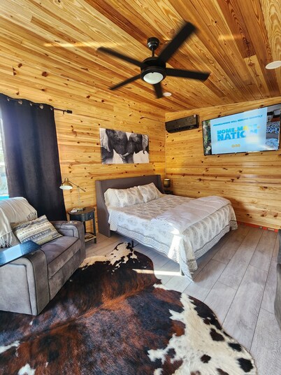 New Modern Studio w/ private pool- 5 Min to Keaton Beach Boat Ramp